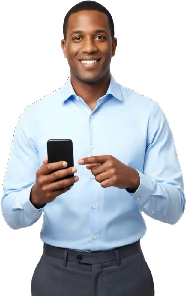 Corretor sorrindo com o app OQ Treinar no celular