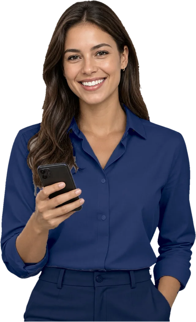 Vendedora sorrindo com o celular na mão