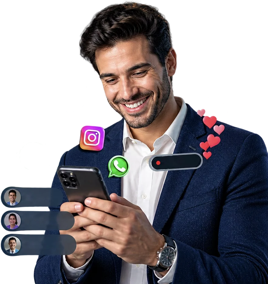 Corretor sorrindo olhando o celular, com ícones de redes sociais